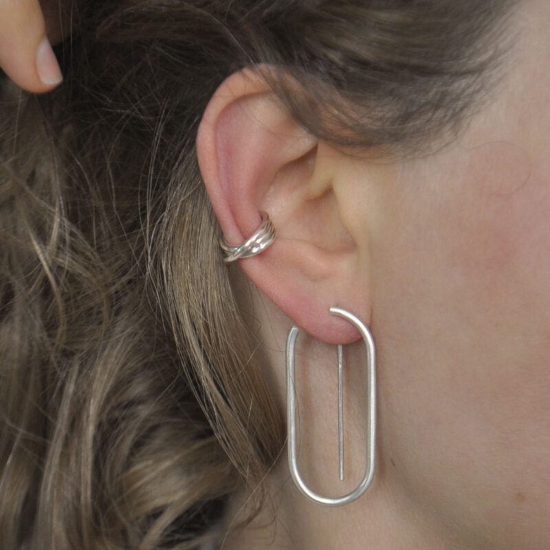 Ohr mit ovalem Ohrring und Earcuff aus Silber