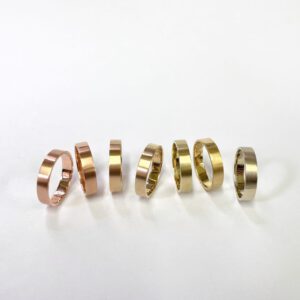 7 Ringe aus verschiedenen Goldlegierungen