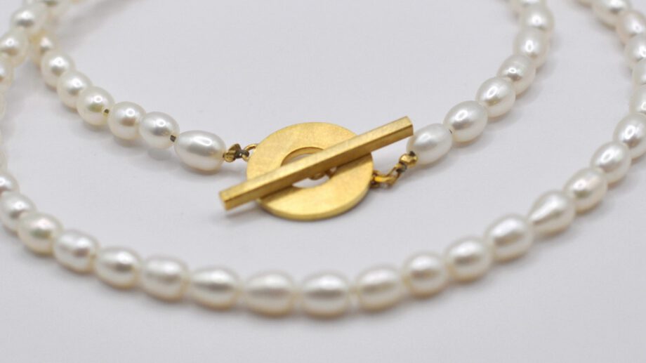 Weiße Perlenkette mit goldenem Knebelverschluss