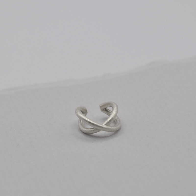 Earcuff aus zwei Ringen die sich kreuzen, aus seidenmattem Silber