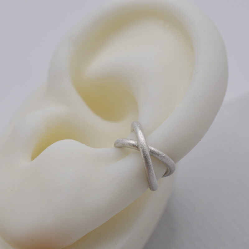 Silikonohr mit einem gekreuzten Earcuff aus Silber