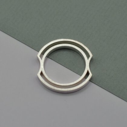 Ring "Kanalisiert" von oben. Zwei Ringe, schwebend verbunden.