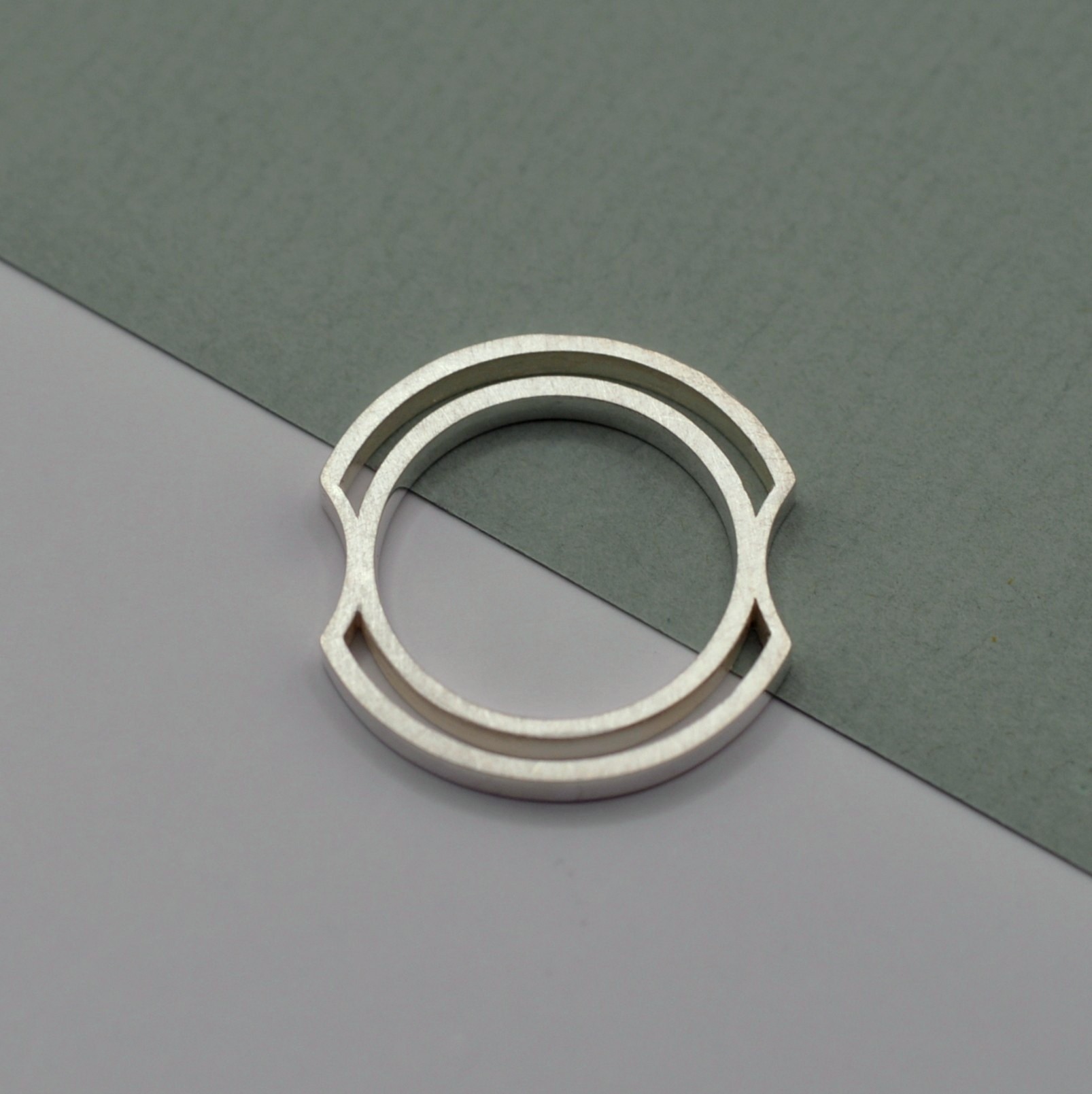 Ring "Kanalisiert" von oben. Zwei Ringe, schwebend verbunden.