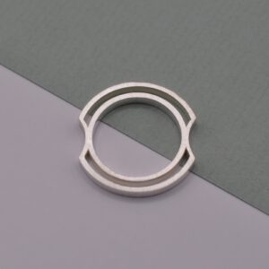 Ring "Kanalisiert" von oben. Zwei Ringe, schwebend verbunden.