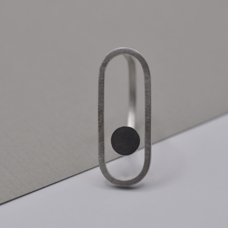 Draufsicht auf den Ring "Geknöpft" bestehend aus einem Oval und einem kleinen Kreis