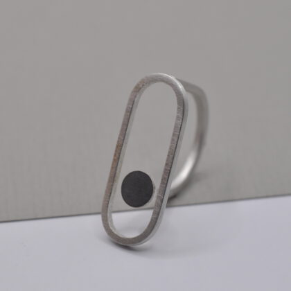 Ring aus Silber mit einem kleinen Kreis, der in einem oval schwebt.