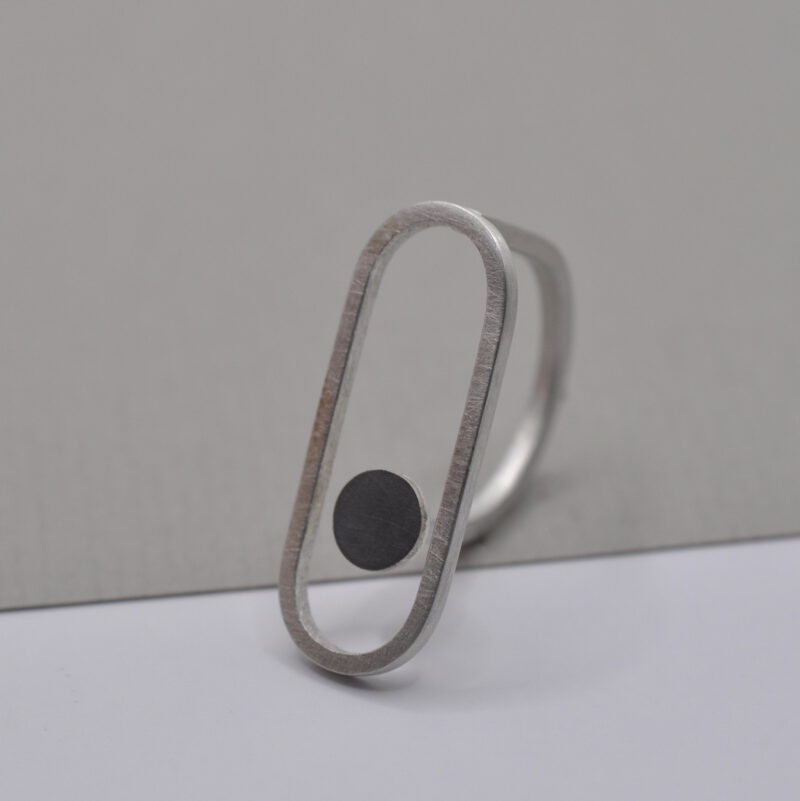 Ring aus Silber mit einem kleinen Kreis, der in einem oval schwebt.