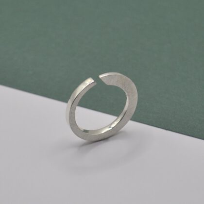 Querschnittsverformter Ring mit schräger Öffnung aus Silber