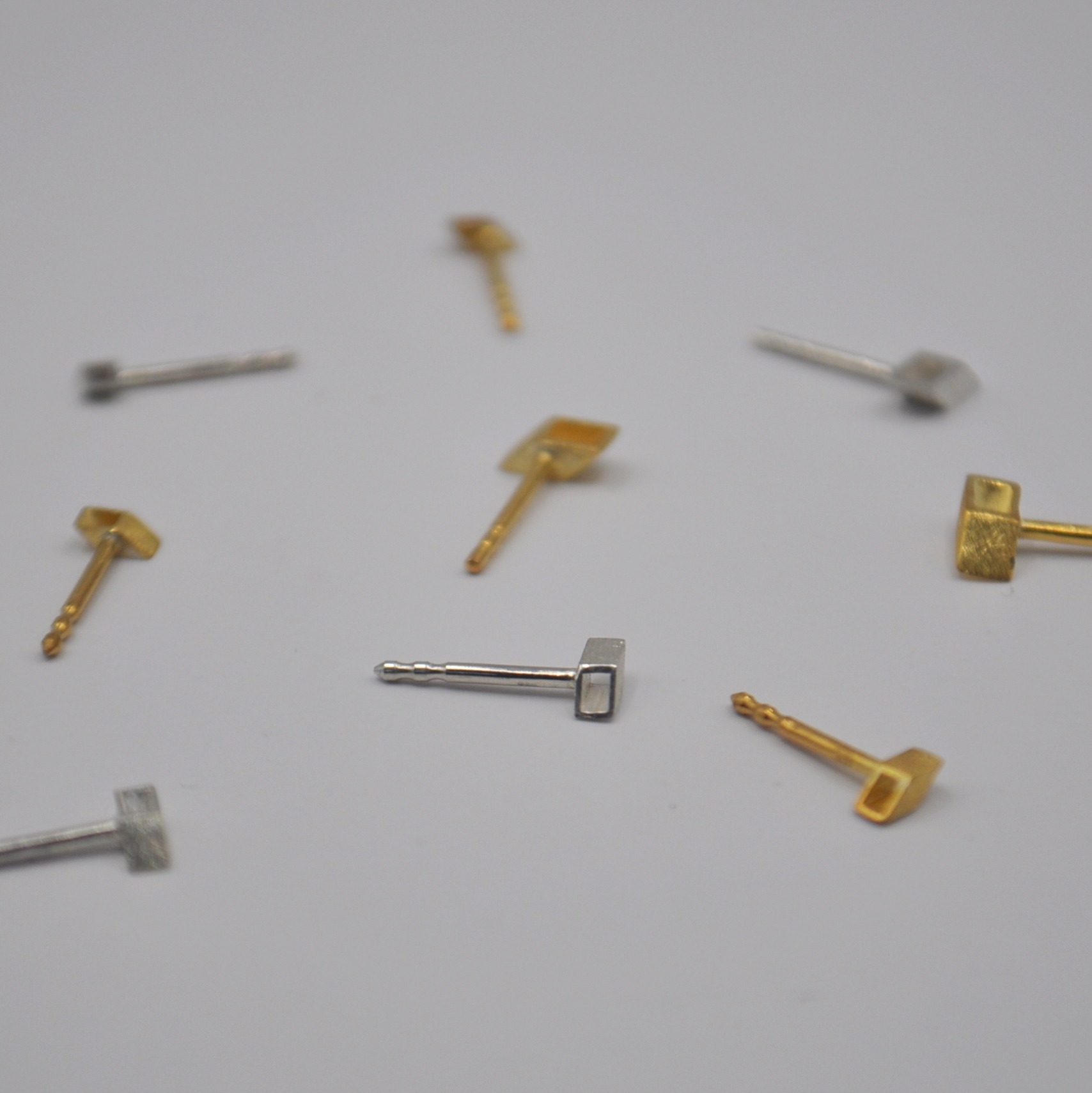 Quadratische Ohrstecker mit abgeschrägten Seiten aus Silber und Gold in zwei verschiedenen Größen