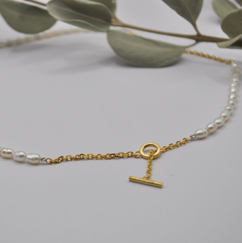 Nahaufnahme einer Perlenkette mit goldenem Knebelverschluss