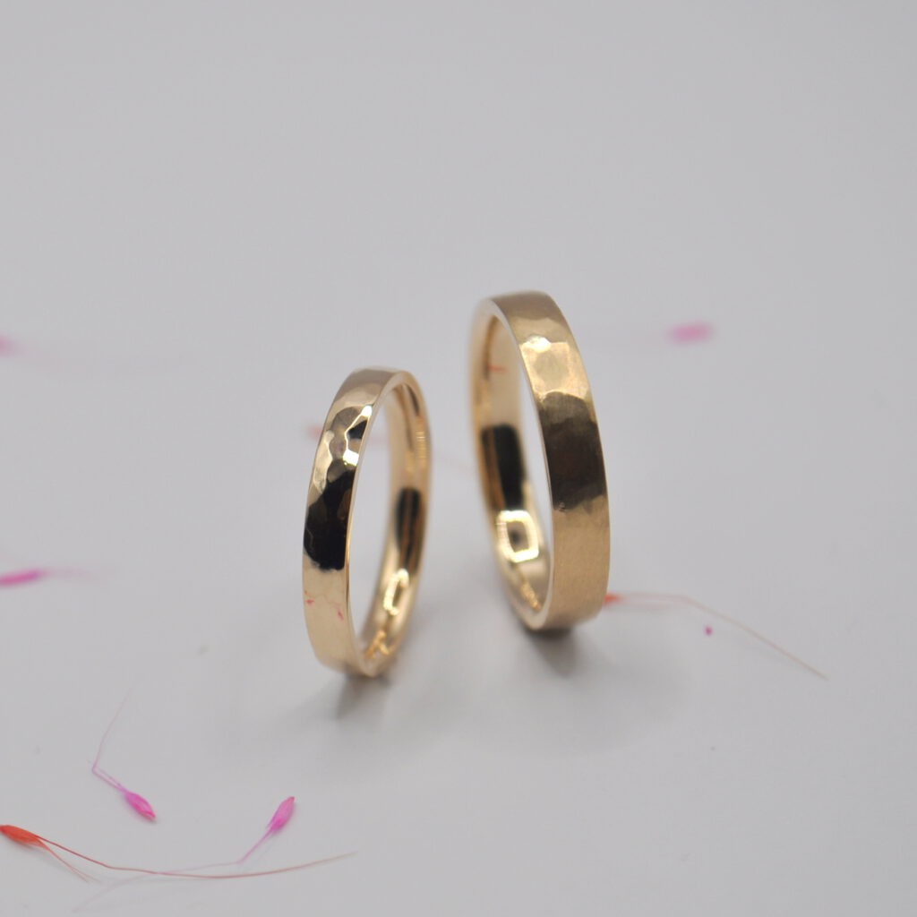 Rosègoldene Trauringe mit hammerschlag, einer matt, einer poliert