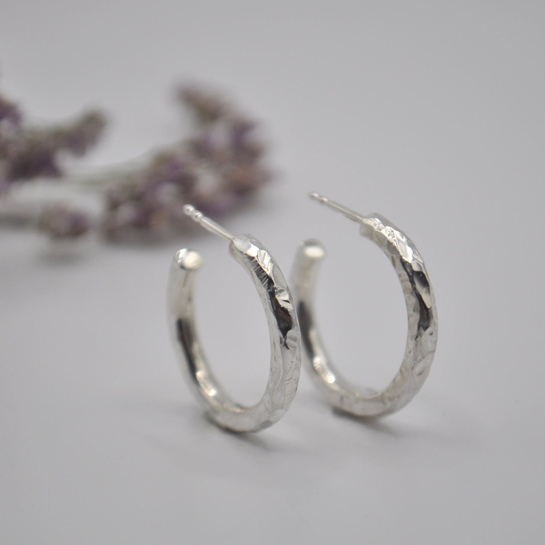 Creolen aus Silber mit unregelmäßigem Hammerschlag und abwechslungsreicher Oberfläche