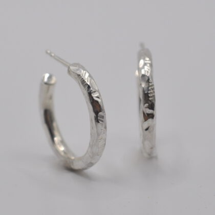 Creolen aus Silber mit unregelmäßigem Hammerschlag und abwechslungsreicher Oberfläche