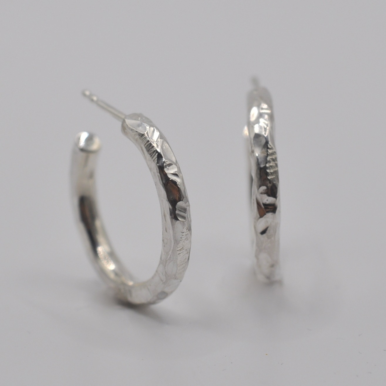 Creolen aus Silber mit unregelmäßigem Hammerschlag und abwechslungsreicher Oberfläche