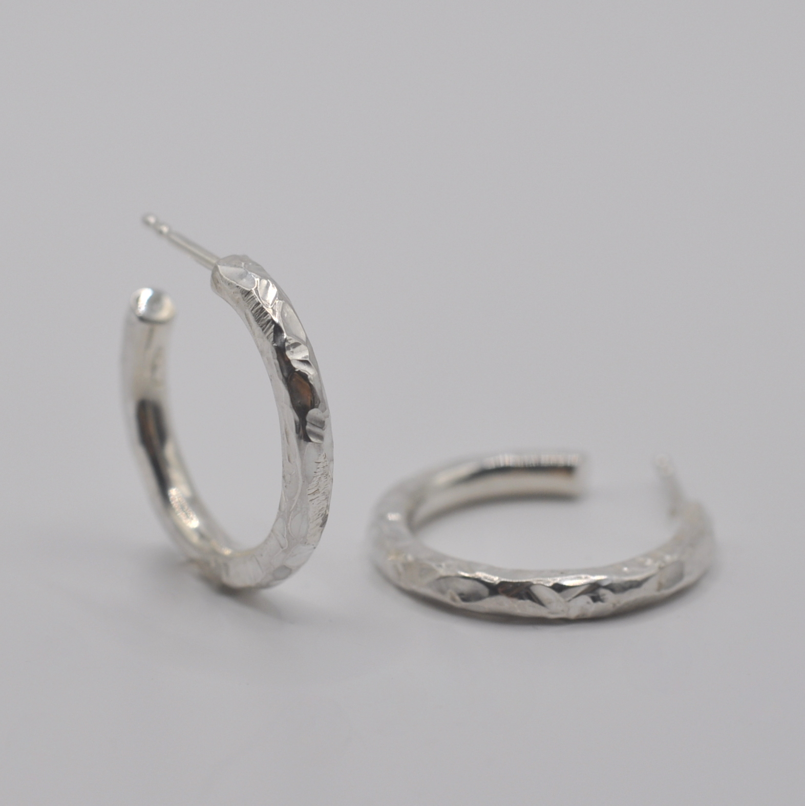 Creolen aus Silber mit unregelmäßigem Hammerschlag und abwechslungsreicher Oberfläche