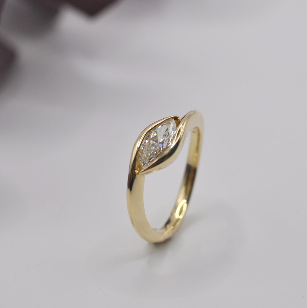 Verlobungsring aus Gelbgold mit Navette-Diamant