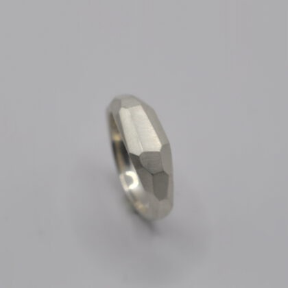 Ring "Erstarrt" - Kein Edelstein