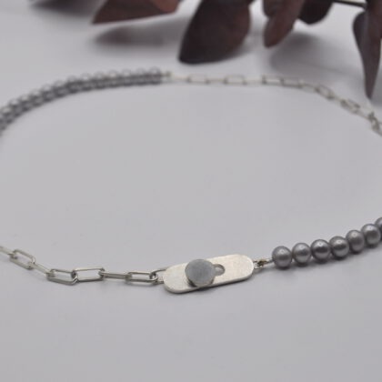 Graue Süßwasserperlenkette mit einer geschliffenen Ankerkette und Knopflochverschluss aus Silber