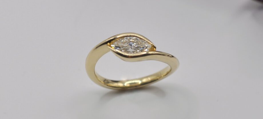 Verlobungsring aus Gold mit großem, tropfenförmigen Labordiamant