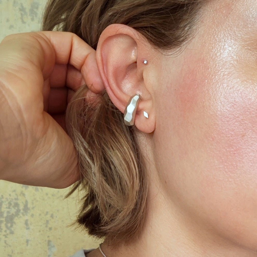 Seidenmatter Earcuff mit unregelmäßigen Facetten am Ohr einer Frau