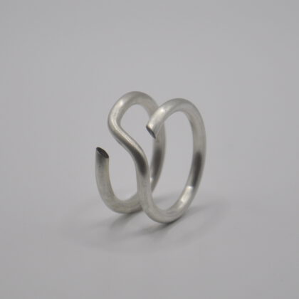 Zweireihiger Ring aus gewundenem Runddraht, der oben offen bleibt.