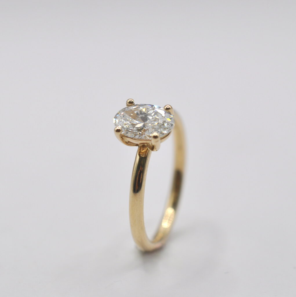 Gelbgold mit ovalem Labordiamant