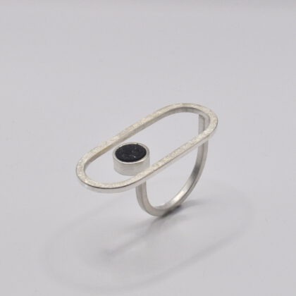 Ring "Geknöpft" mit Onyxkristall